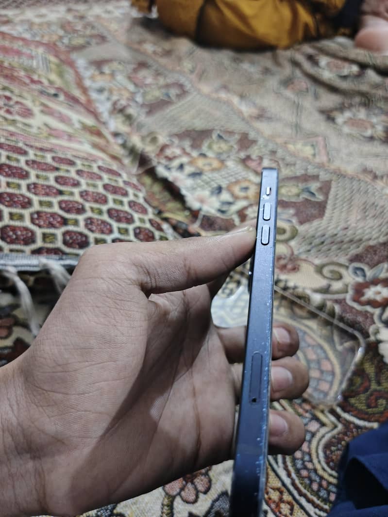 Apple iPhone 12 4