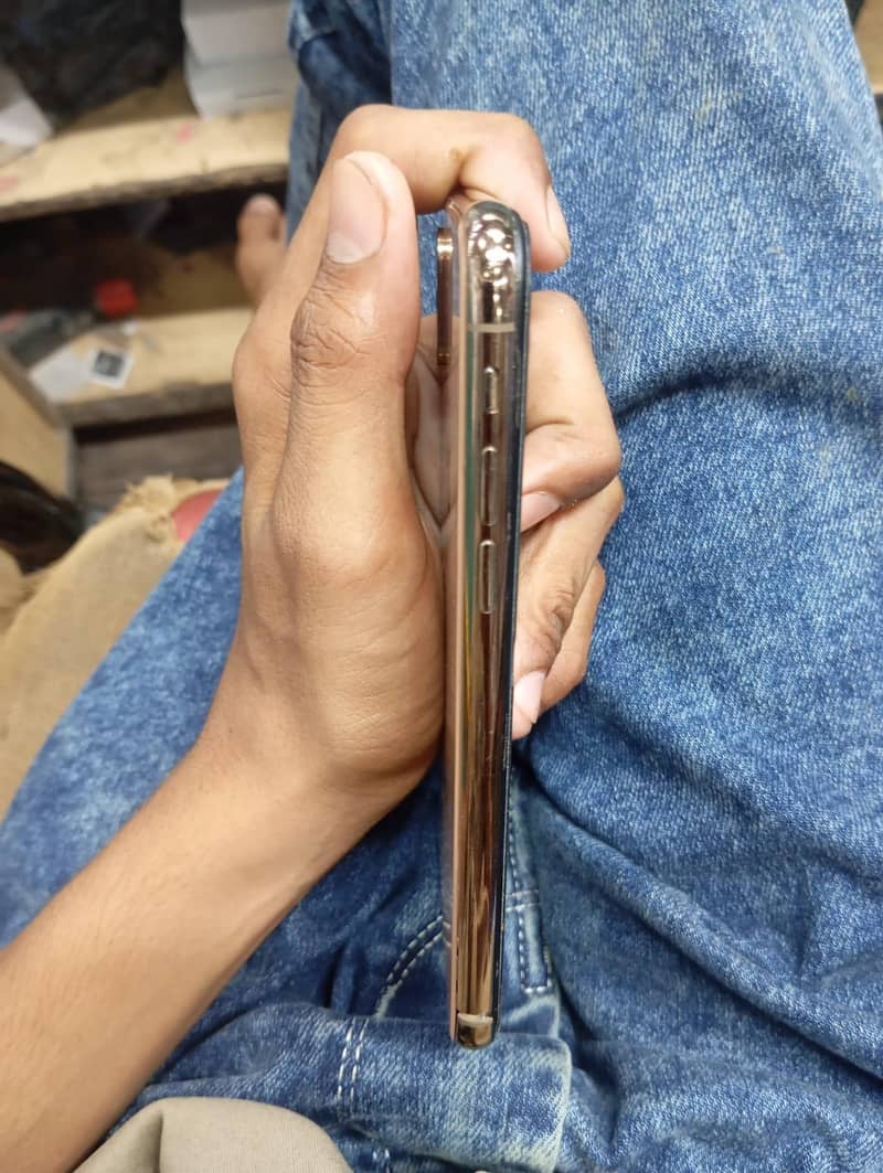 Apple iPhone XS 3