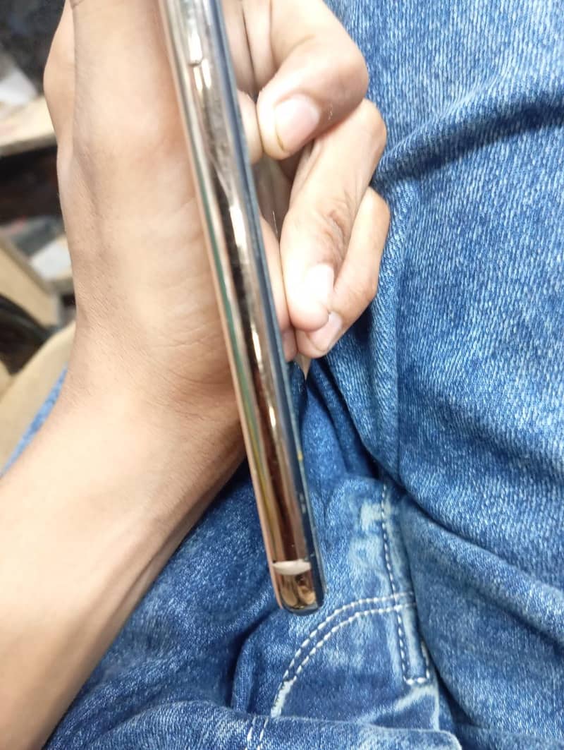 Apple iPhone XS 4
