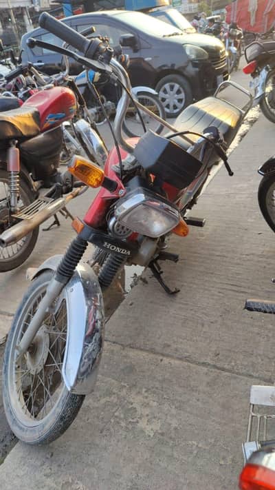 Honda Cd 70 urgent sale krna hai aj he 51k se kaam nhi duga