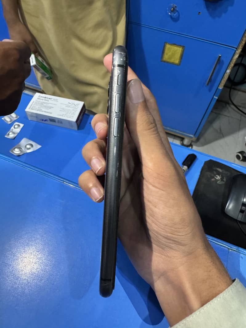 Apple iPhone 11 4