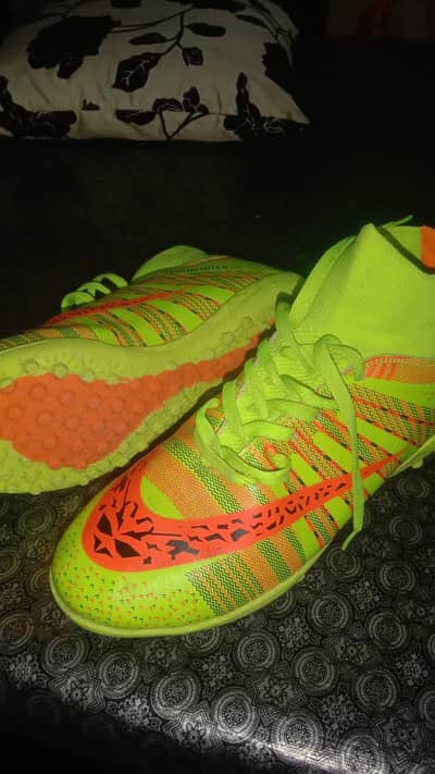 elite football shoes original chinese brand size euro 43-44 urgent sal