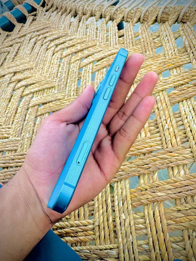 Apple iPhone 13 2