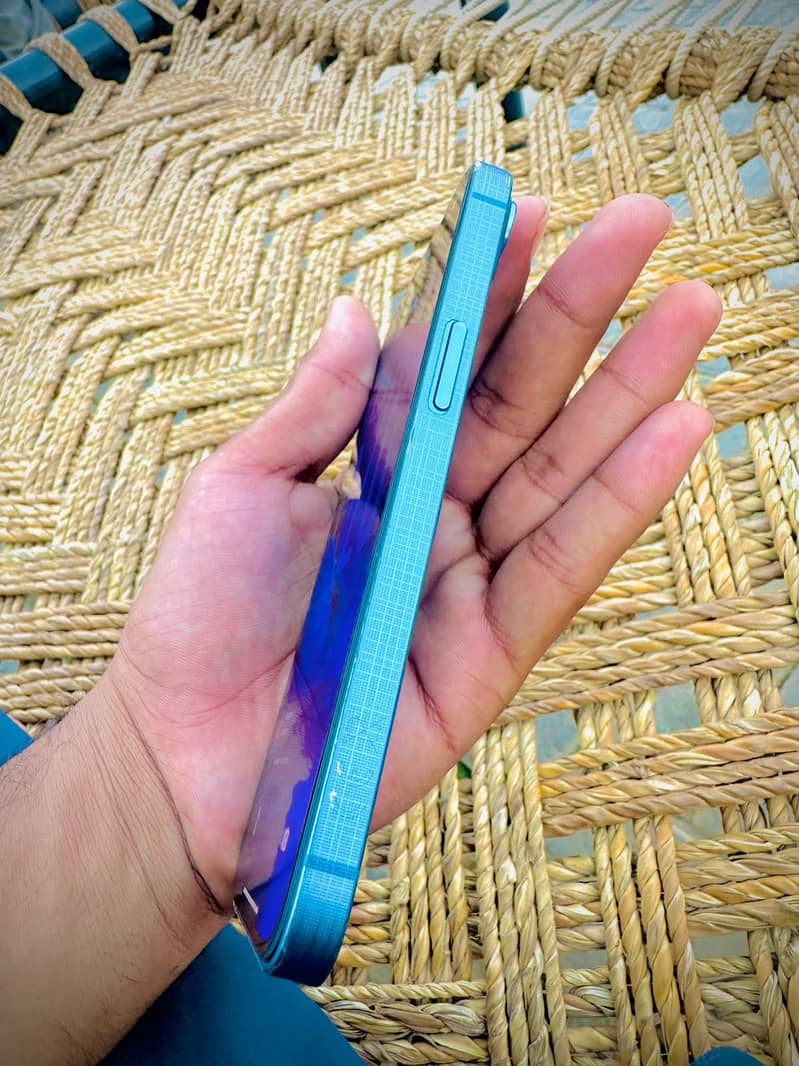 Apple iPhone 13 5