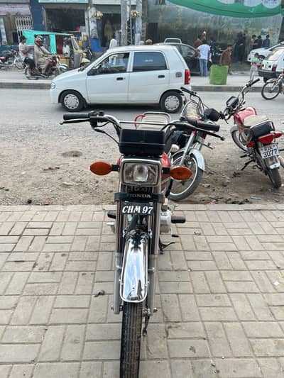 Honda 125 special edition 2023 model 18000 driven