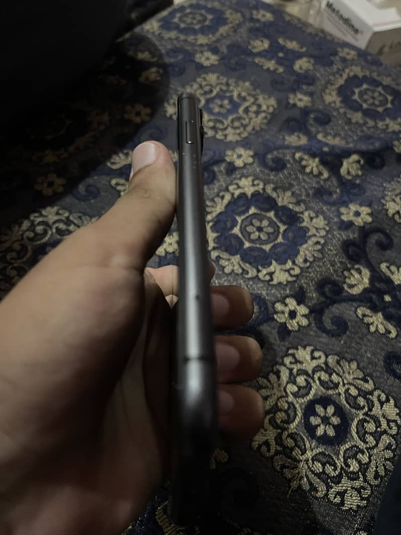 Apple iPhone 11 4
