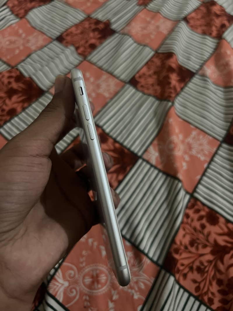 Apple iPhone 8 3