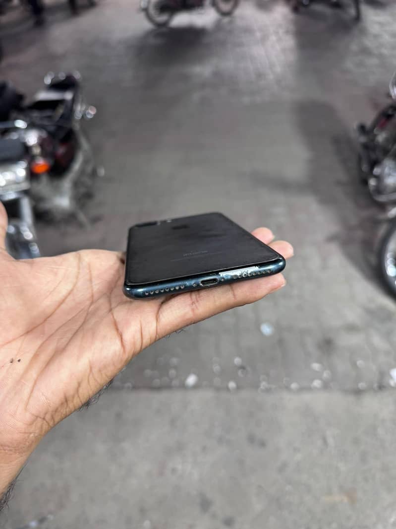 Apple iPhone 7 Plus 3