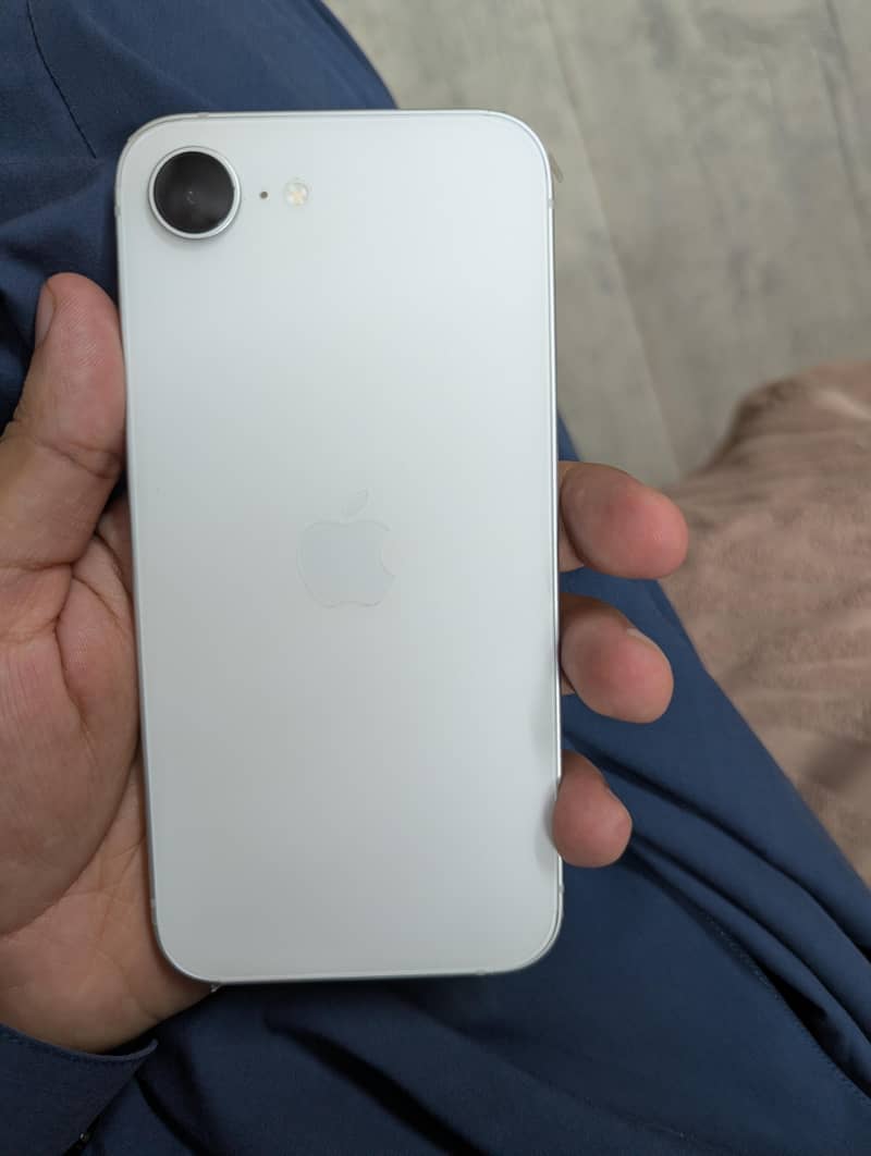 Apple iPhone 16e 1
