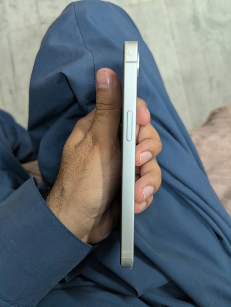 Apple iPhone 16e 2