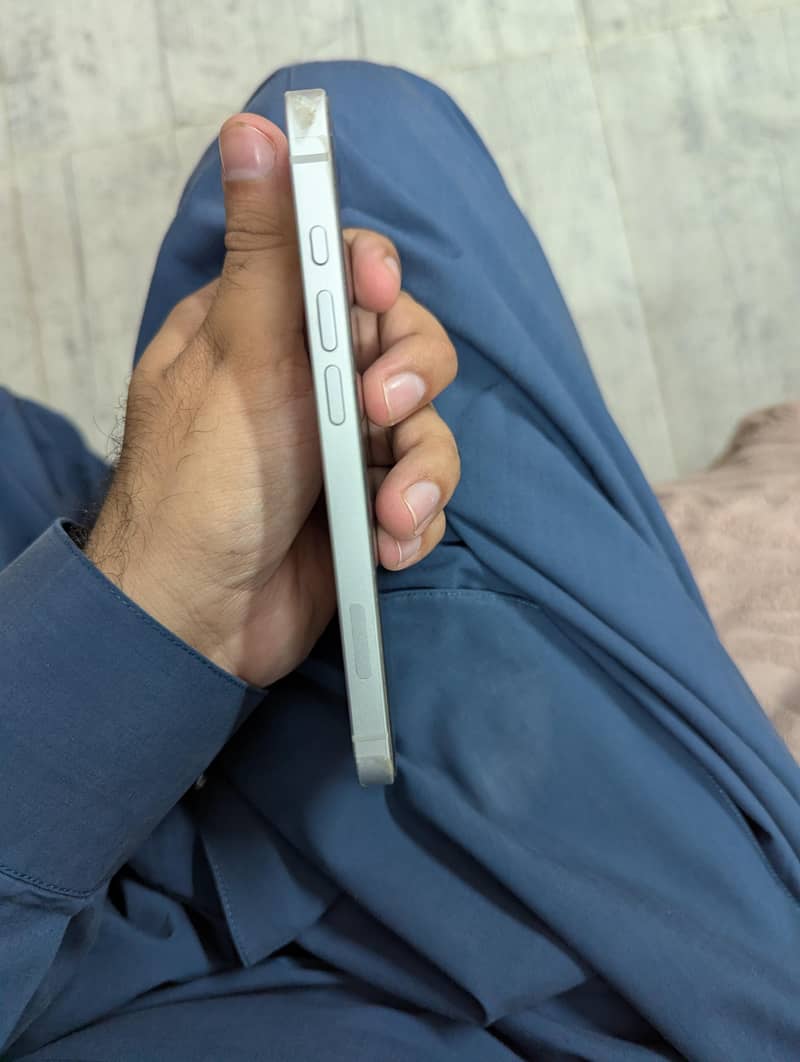 Apple iPhone 16e 3