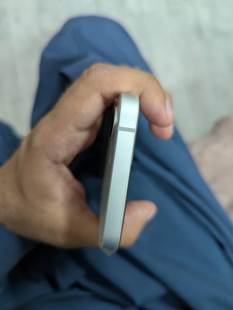 Apple iPhone 16e 4