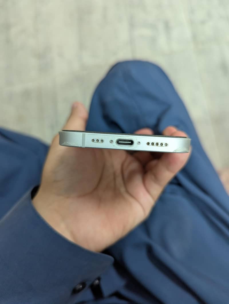 Apple iPhone 16e 5