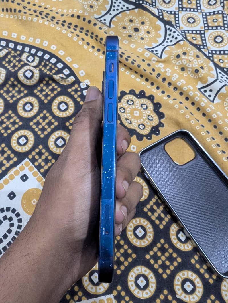 Apple iPhone 12 4