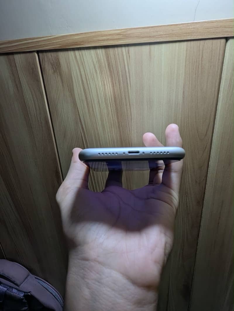 Apple iPhone 11 4
