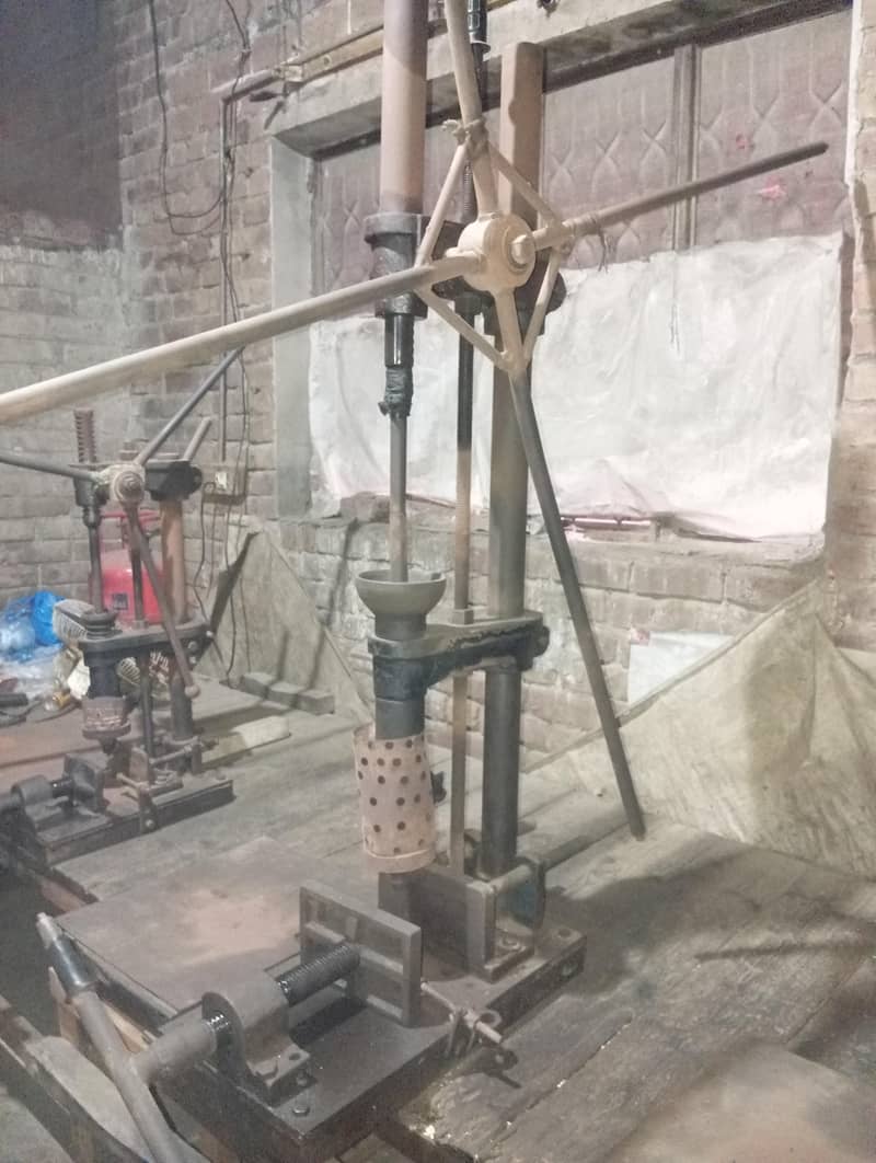 Hand Moulding Machine 3