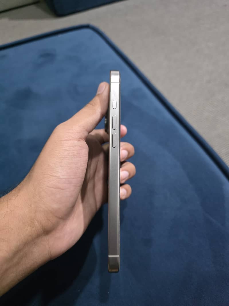 Apple iPhone 16 Pro Max 6