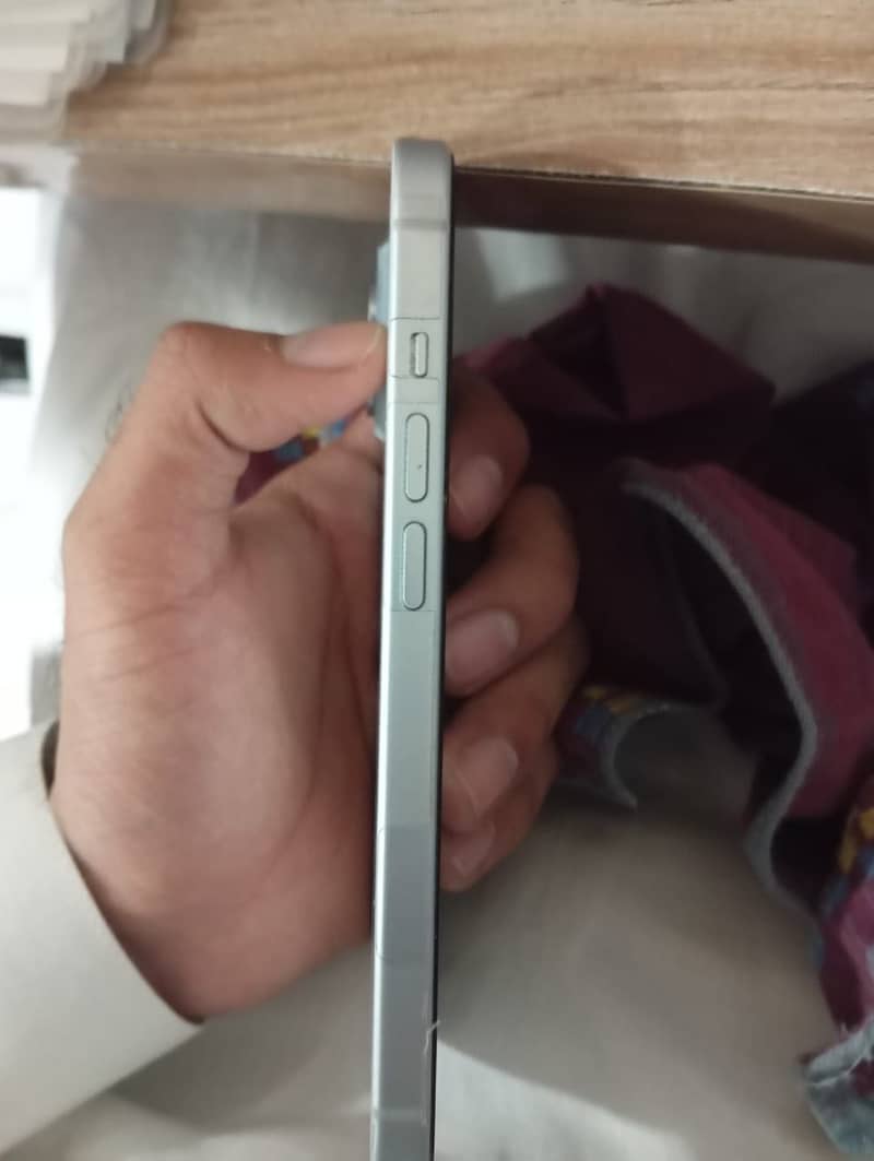 Apple iPhone 15 4