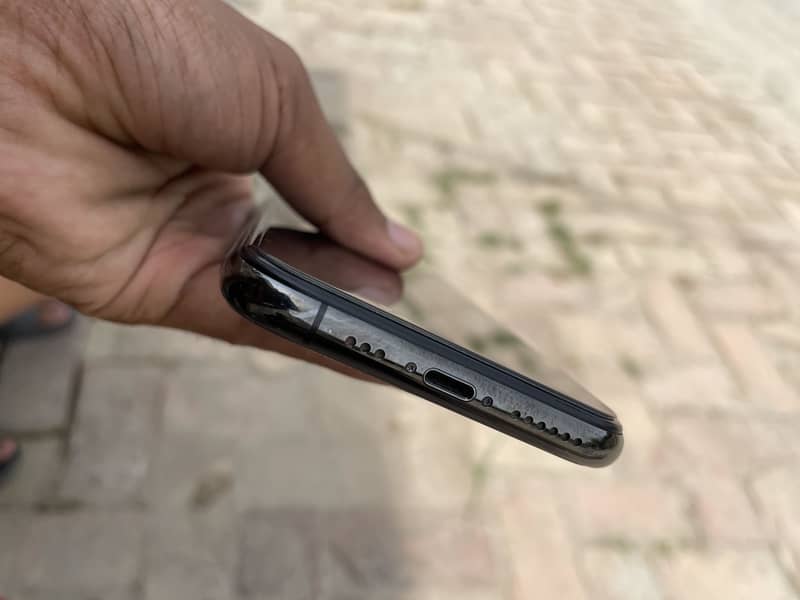 Apple iPhone 11 Pro 4