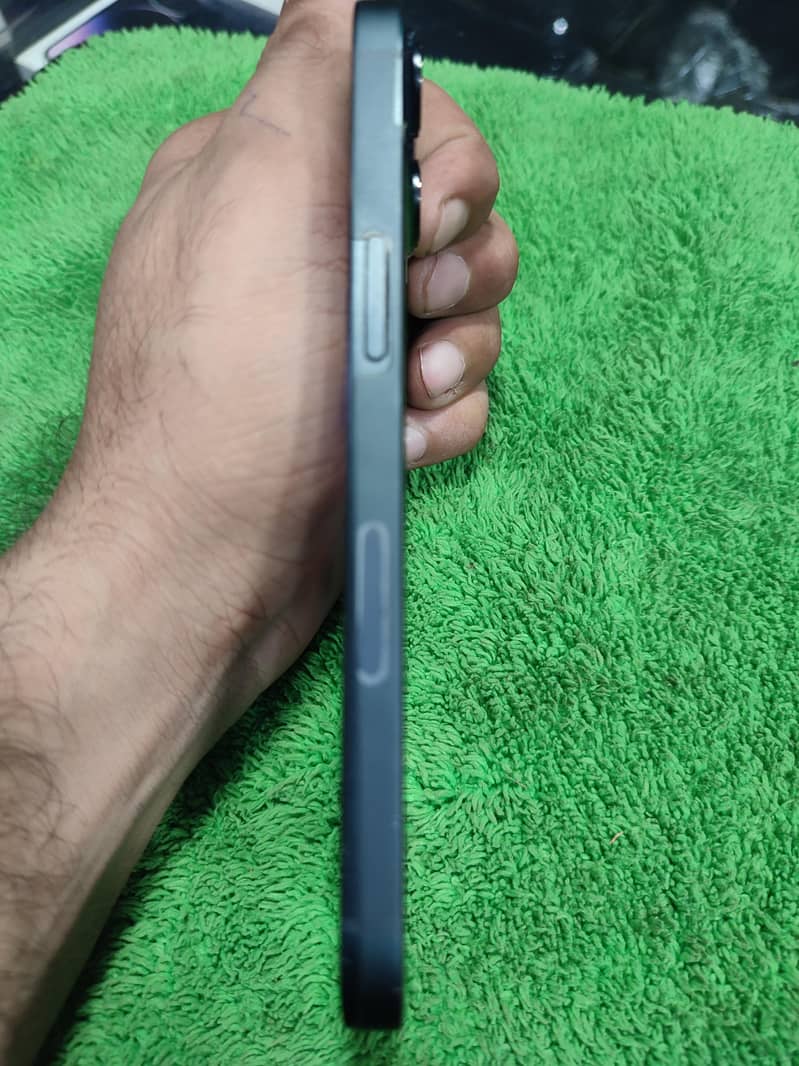 Apple iPhone 13 5