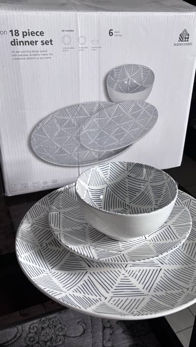 New 18pc dinner set serves 6