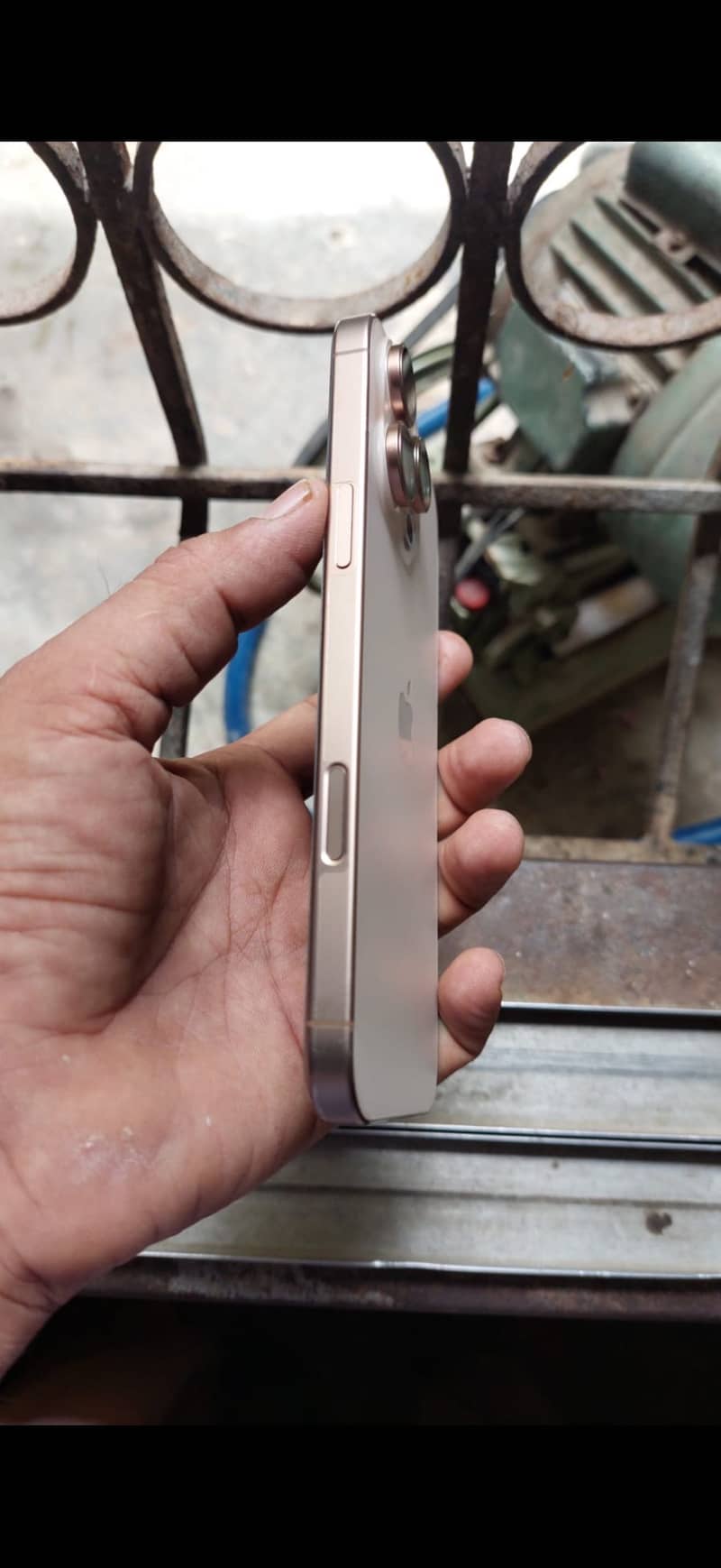 Apple iPhone 16 Pro Max 1
