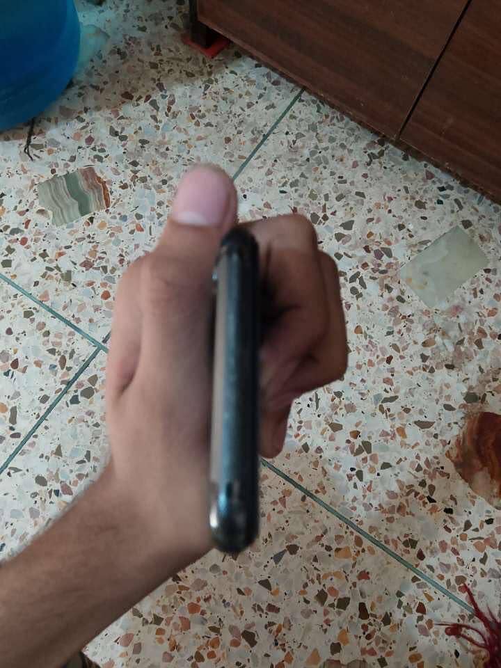 Apple iPhone X 4