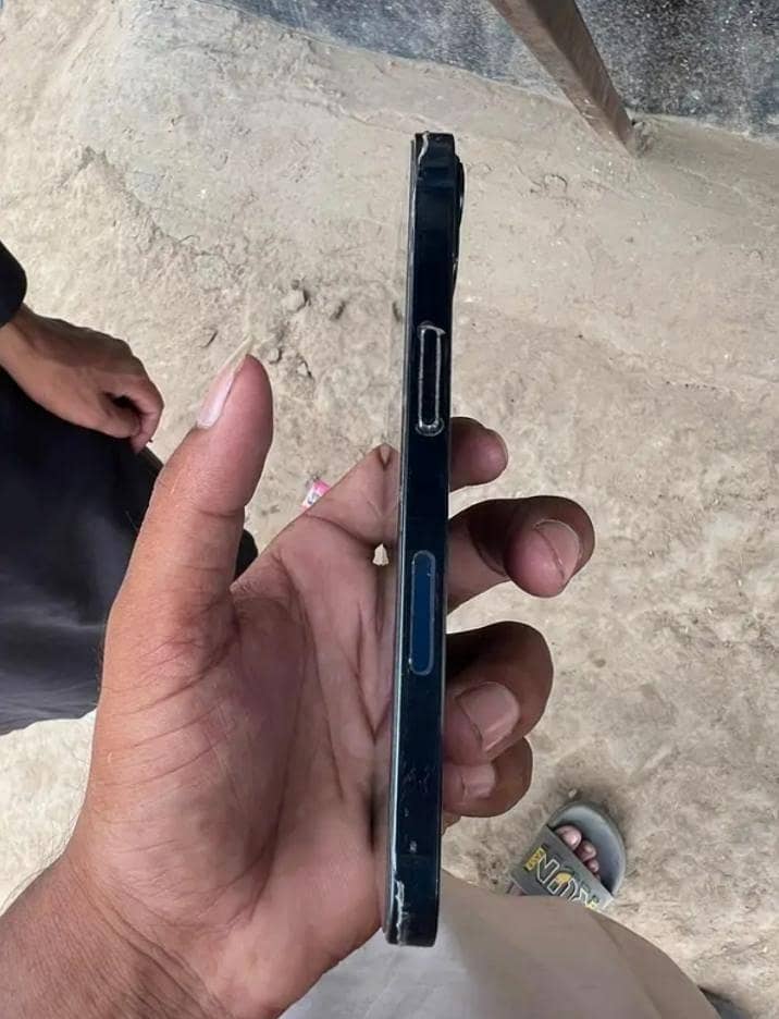 Apple iPhone 13 8