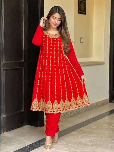 Urgent sale: Beautiful embroidered chiffon maxi 2PC 2300