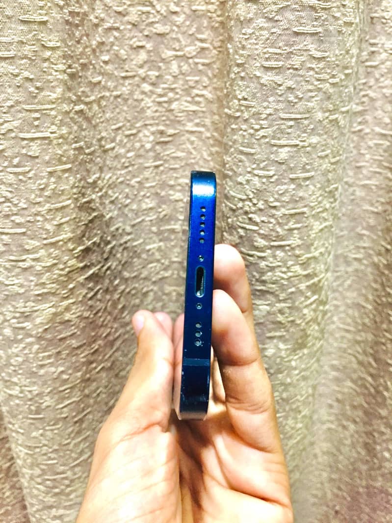 Apple iPhone 12 4