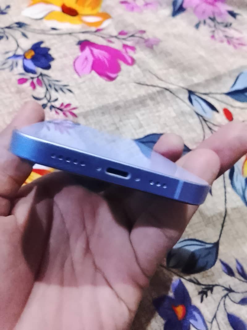 Apple iPhone 12 4