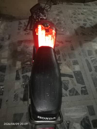 add pora parh kr rabta kro bike ha or copy ki pic ha or Kuch nhi ha