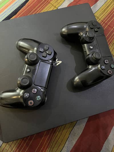 PS 4 PRO, 1TB, 2 original sony controllers and 4 GAMES