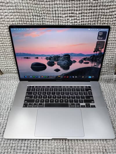 Macbook Pro 2019 - Core i9 (8-cores) - 4GB Graphic Card!