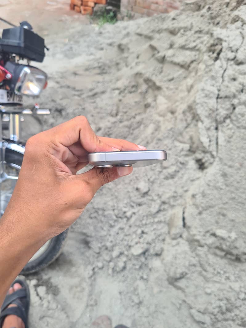 Apple iPhone 15 Pro 4