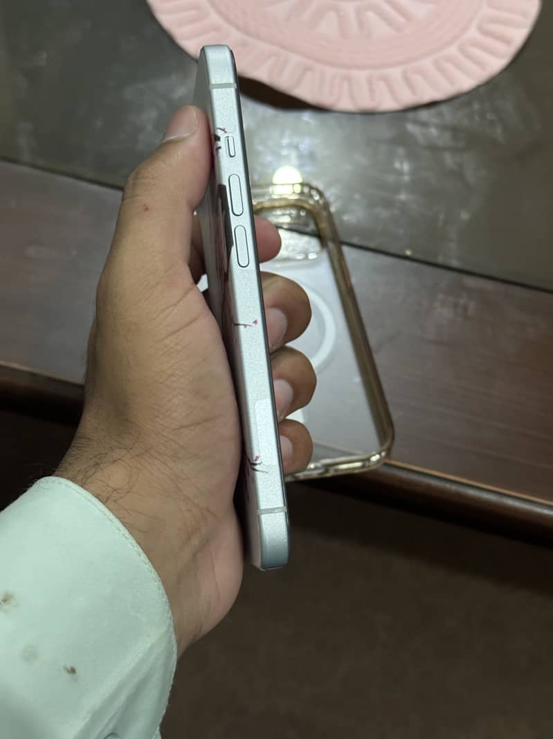 Apple iPhone 15 4