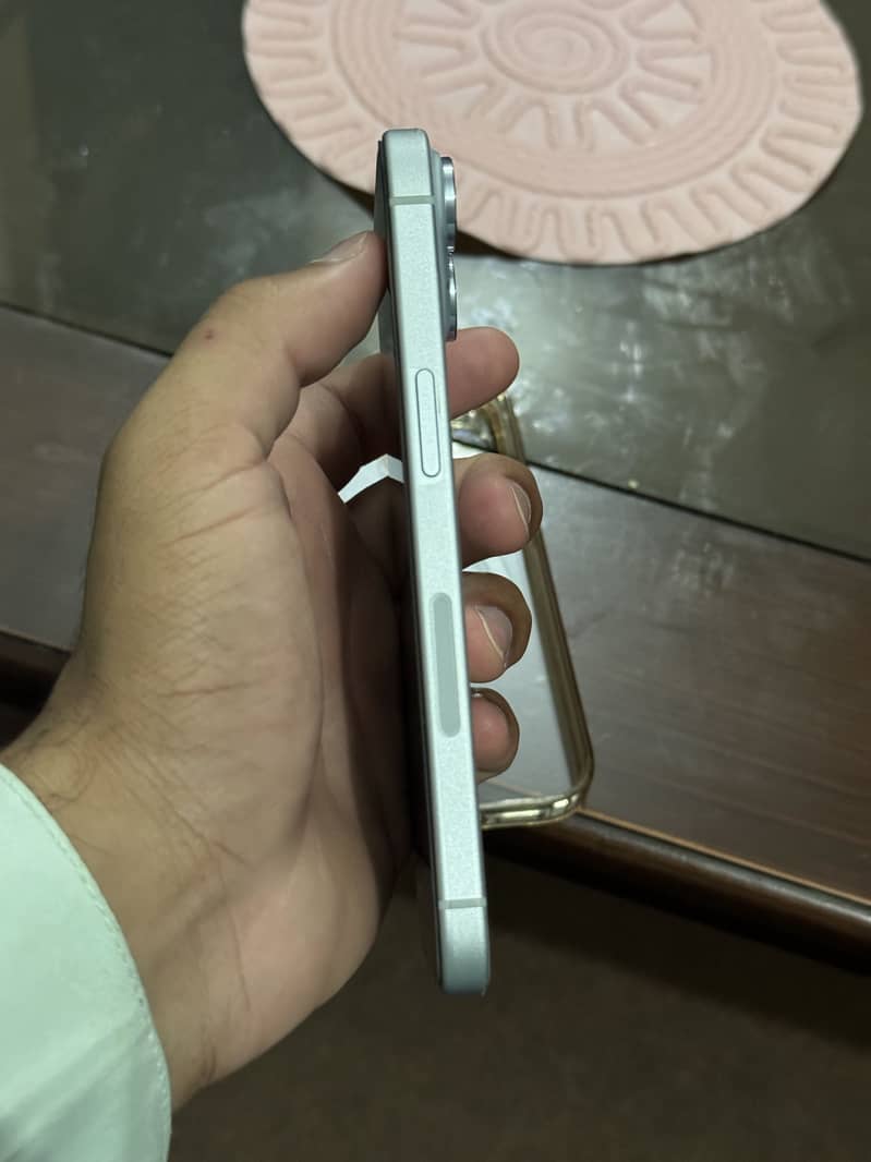 Apple iPhone 15 6
