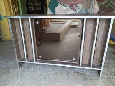 selling office table almost new