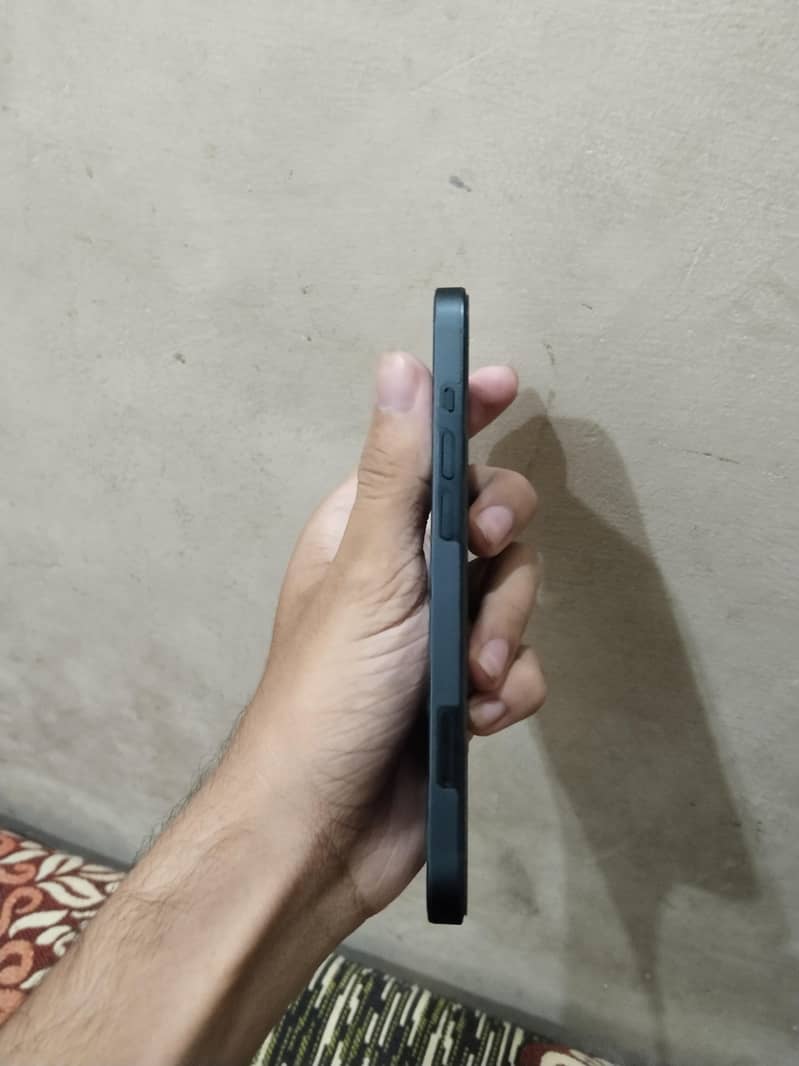 Apple iPhone 13 2