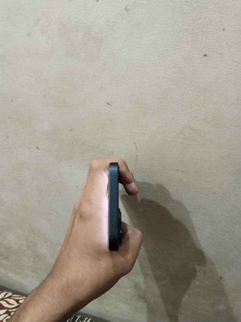 Apple iPhone 13 4