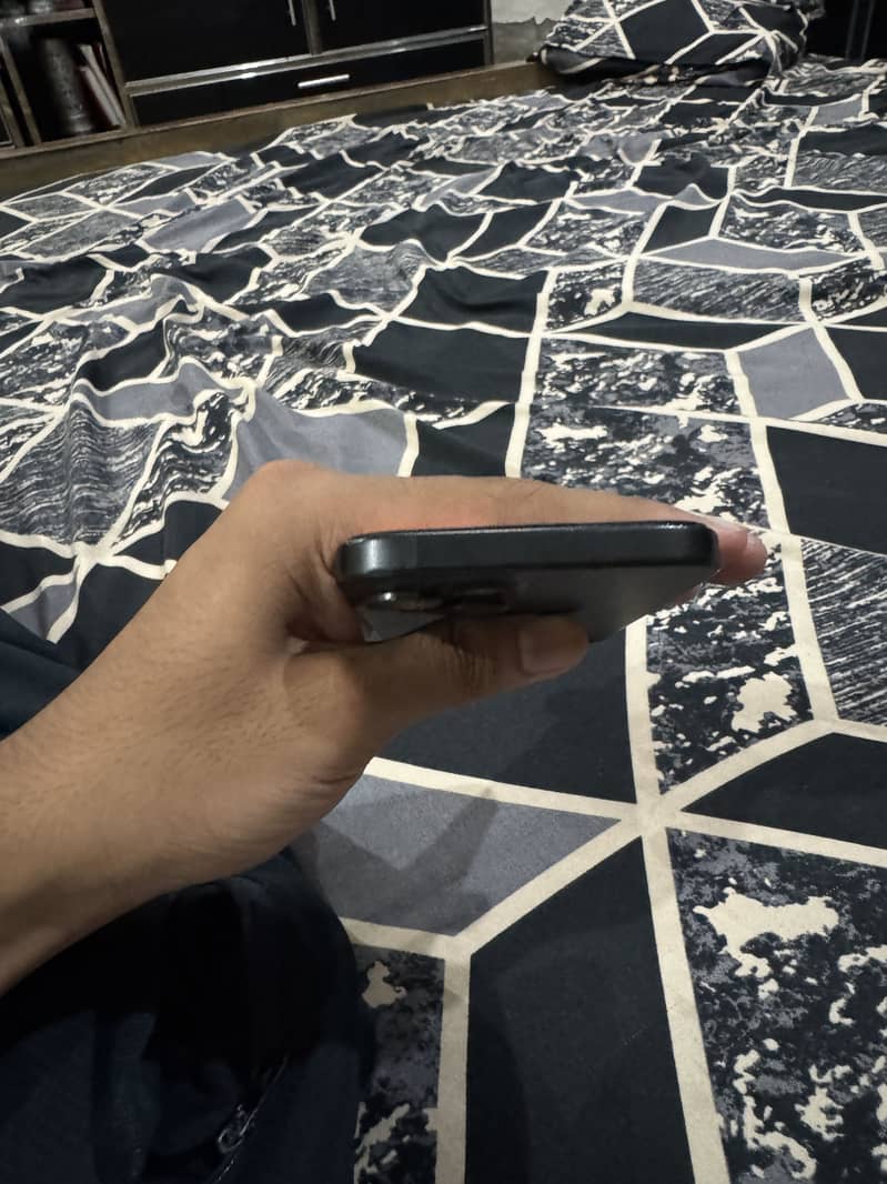 Apple iPhone 15 4