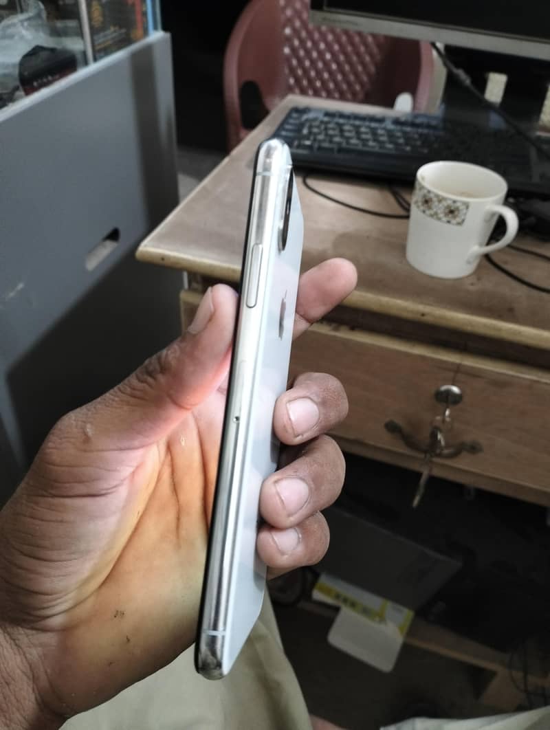 Apple iPhone X 4