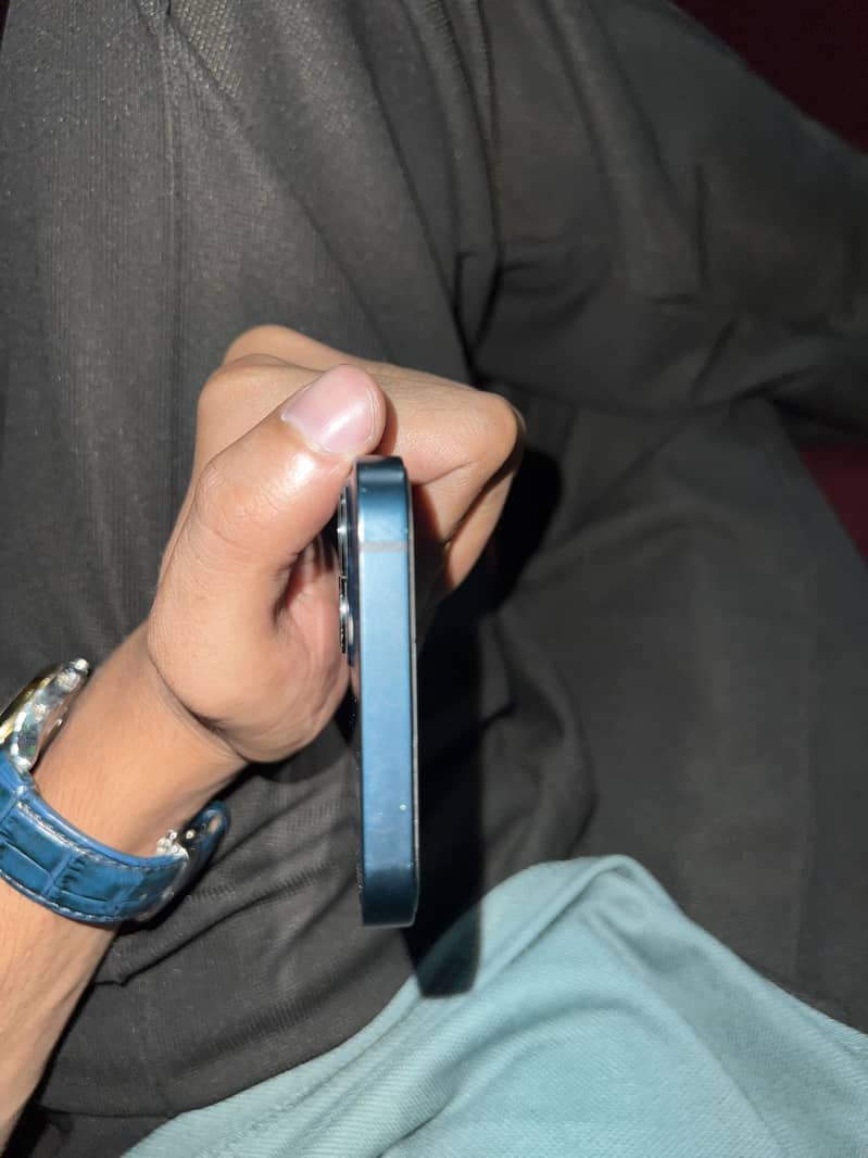 Apple iPhone 13 JV 3