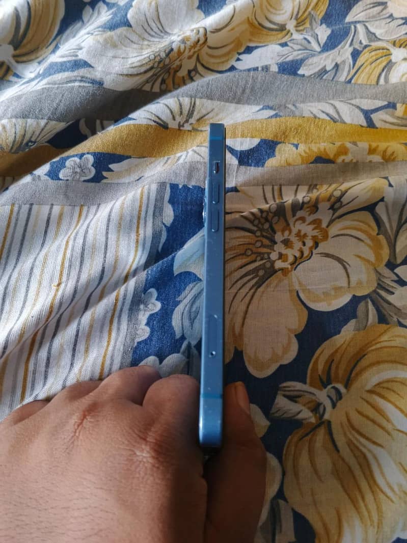 Apple iPhone 13 8
