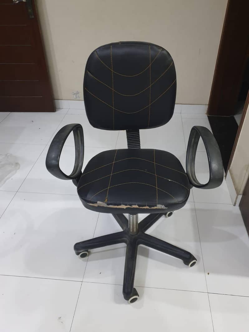 Computer table and chair 4