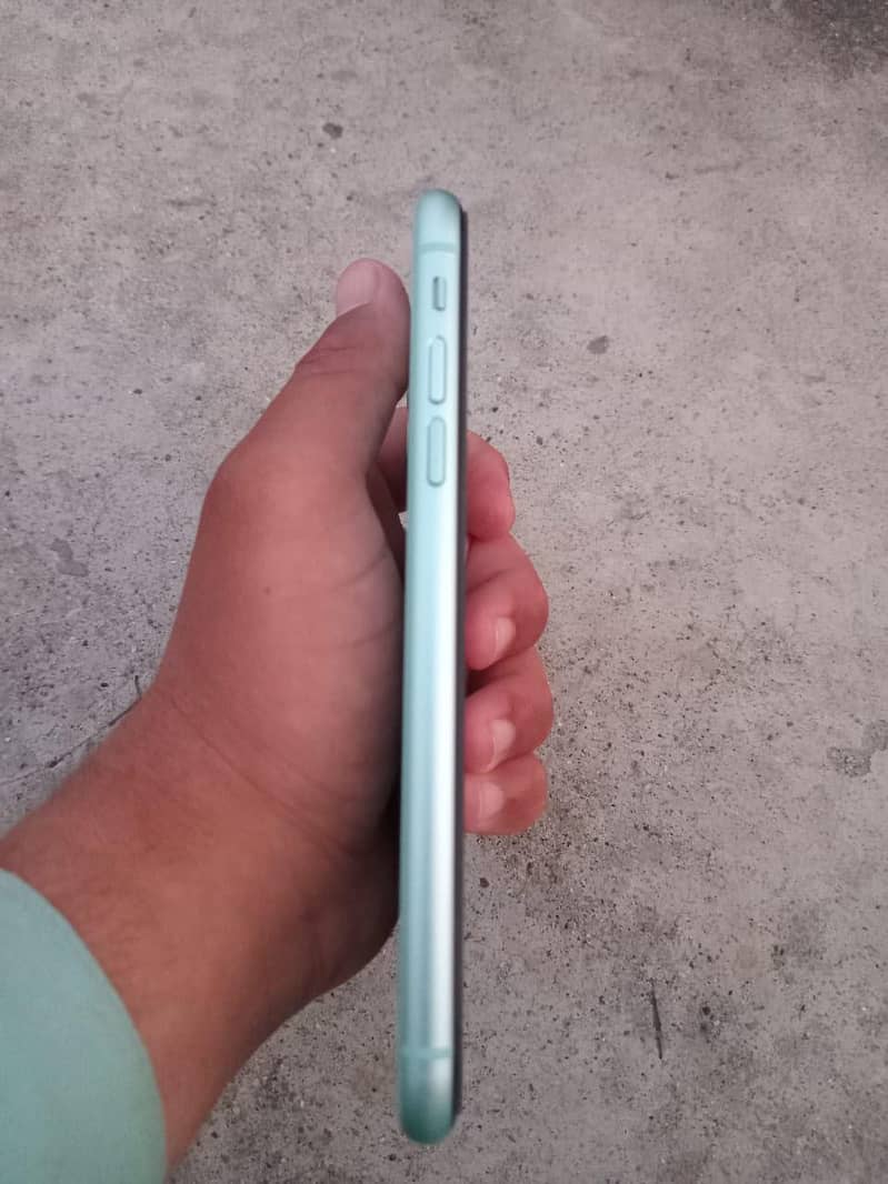 Apple iPhone 11 4