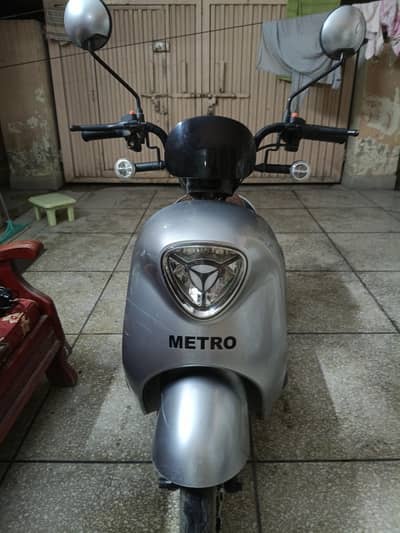 Metro A7 - 3 wheel scooty