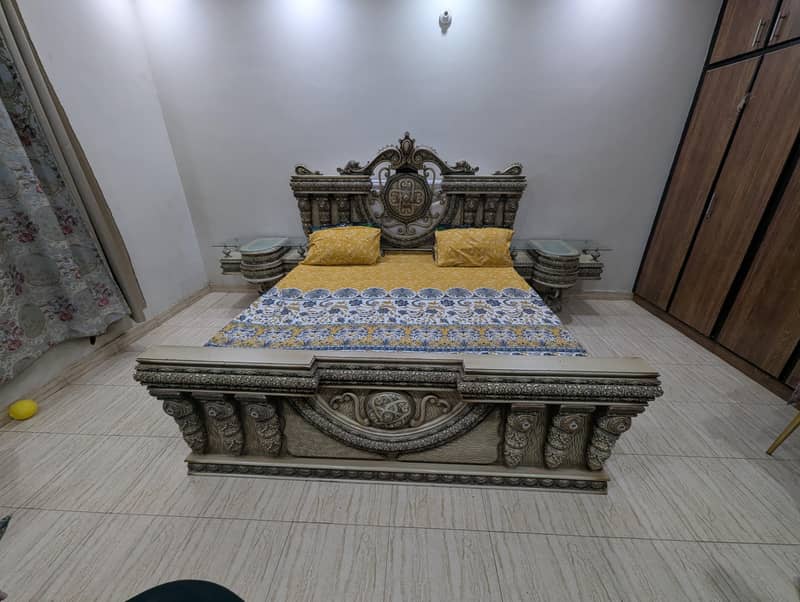 bed set with side table and dressing 1