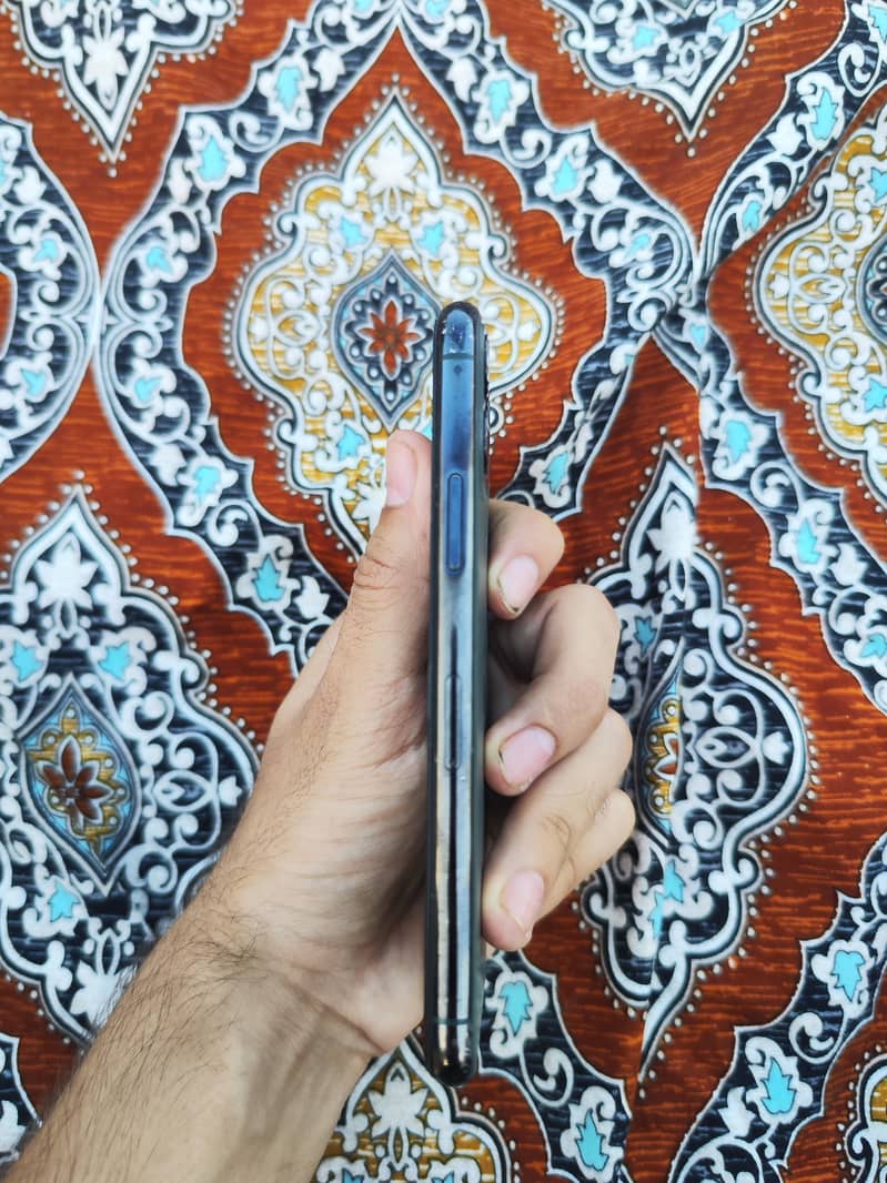 Apple iPhone 11 Pro 4