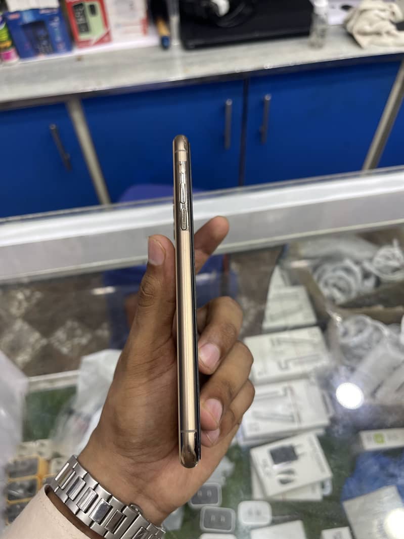 Apple iPhone 11 Pro Max 2